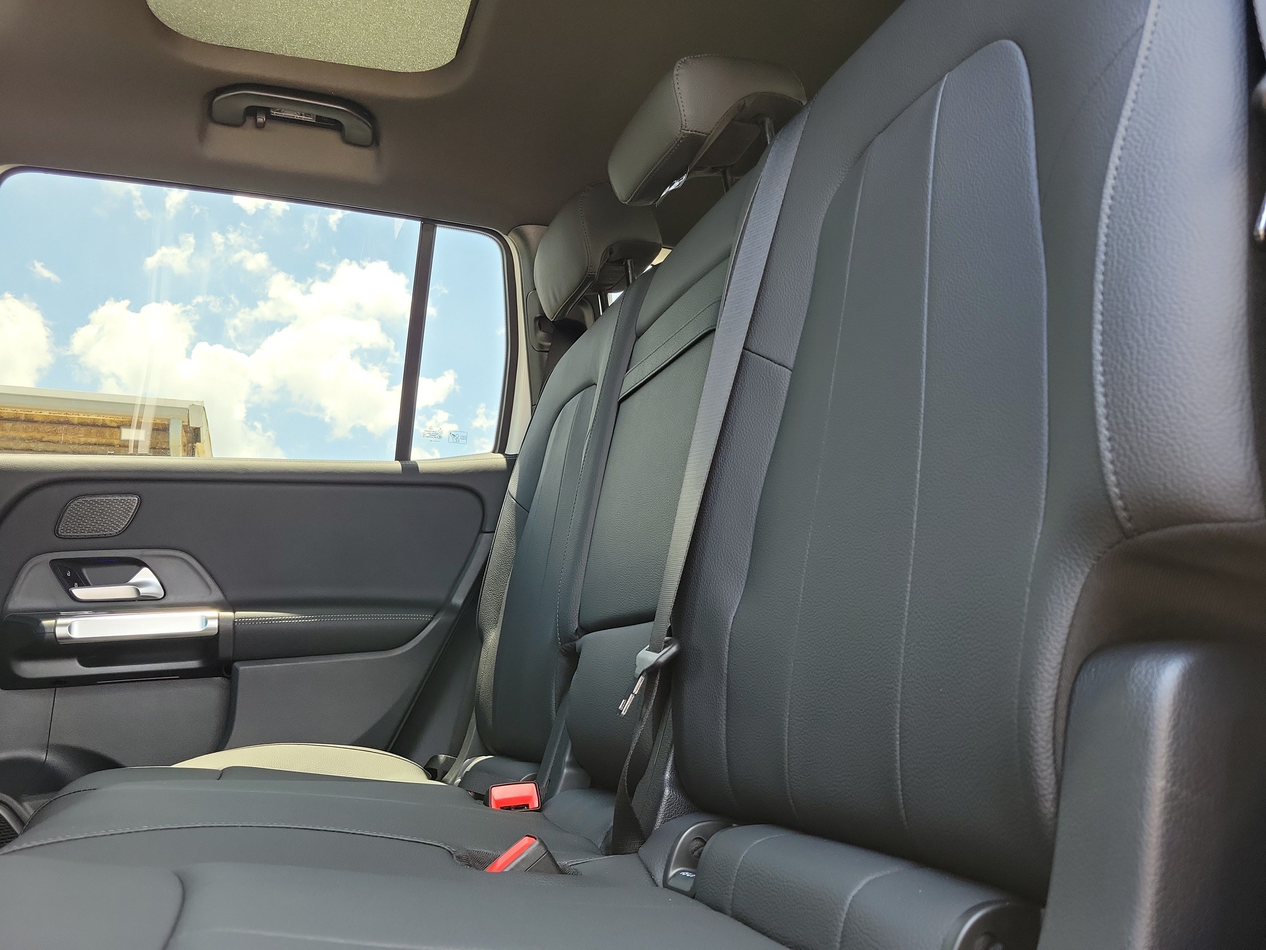 New 2026 Polar White Mercedes-Benz GLB 250 image 41