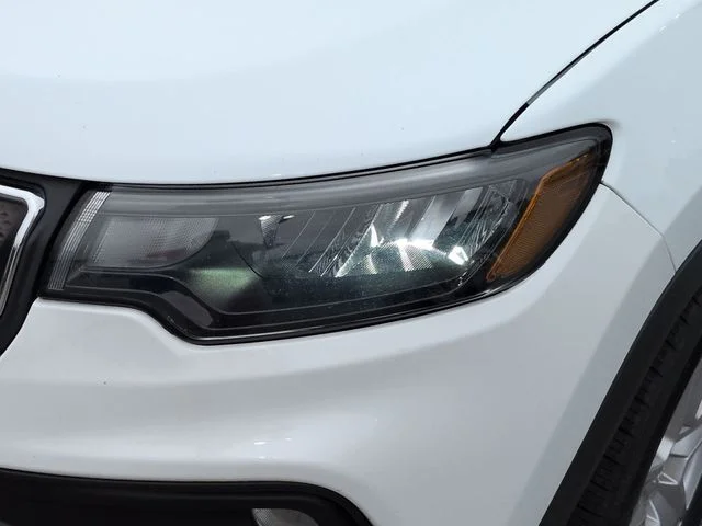 Used 2022 White Jeep Latitude image 9