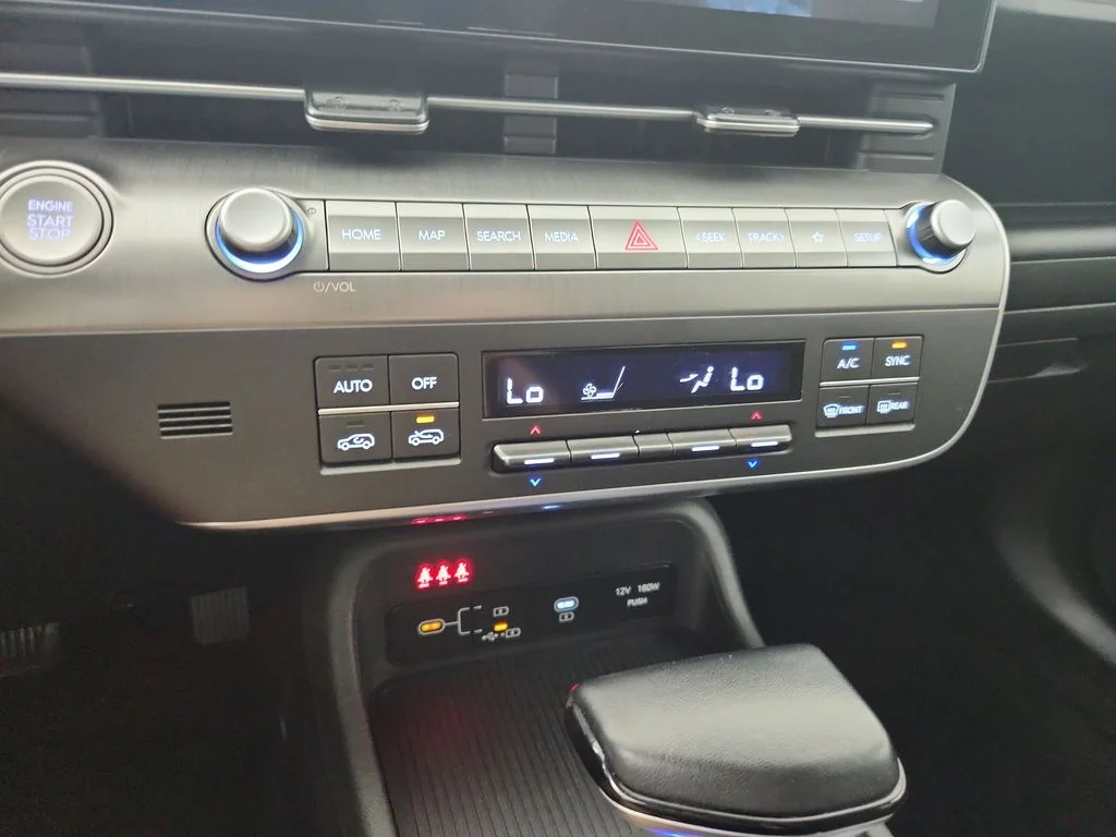 Used 2025 Green Hyundai SEL image 28