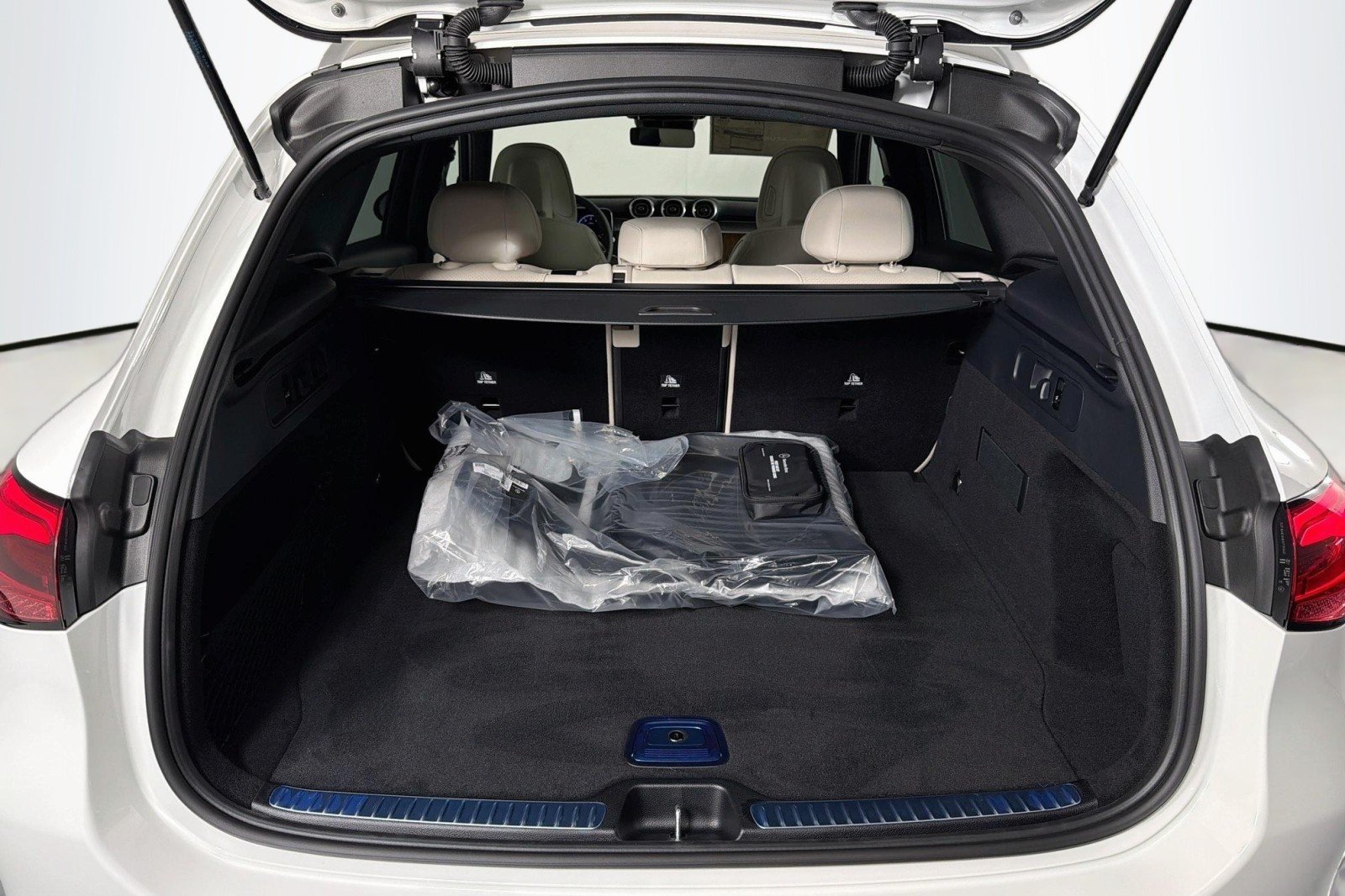 New 2026 Polar White Mercedes-Benz GLC 300 SUV image 22