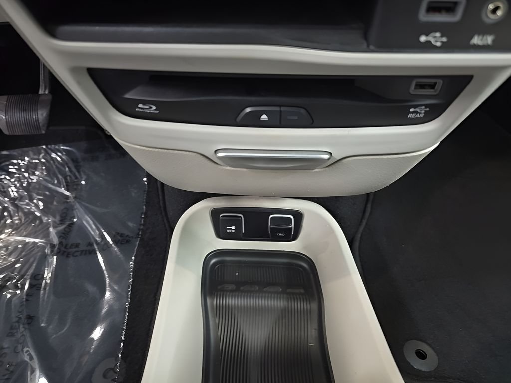 Used 2018 Gray Chrysler Limited image 29