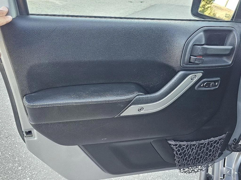 Used 2015 Silver Jeep Unlimited Rubicon image 23