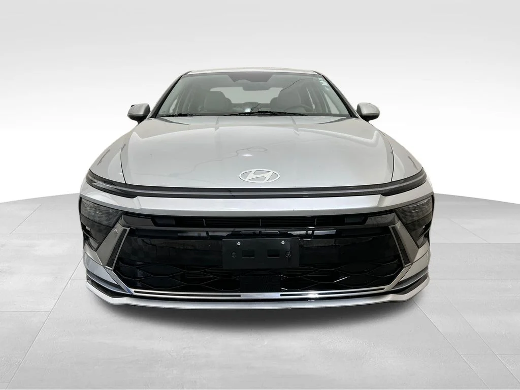 Used 2025 Silver Hyundai SEL image 9