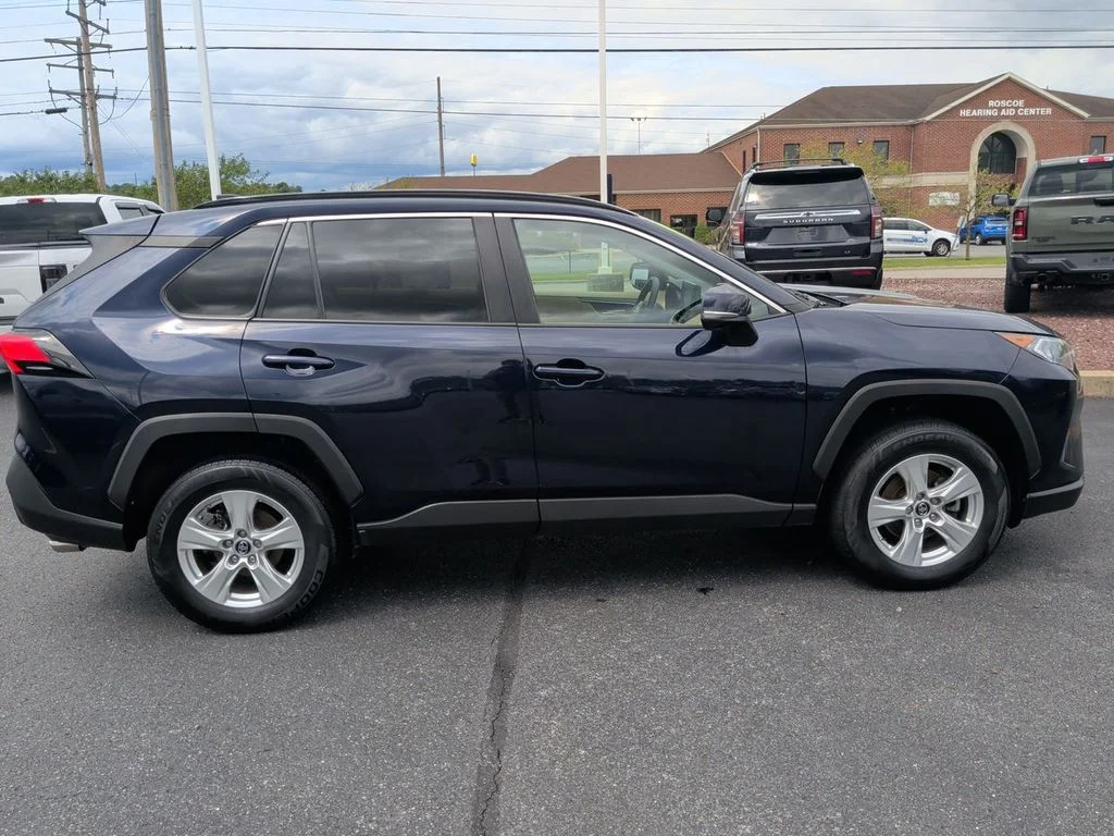 Used 2019  Toyota XLE image 9