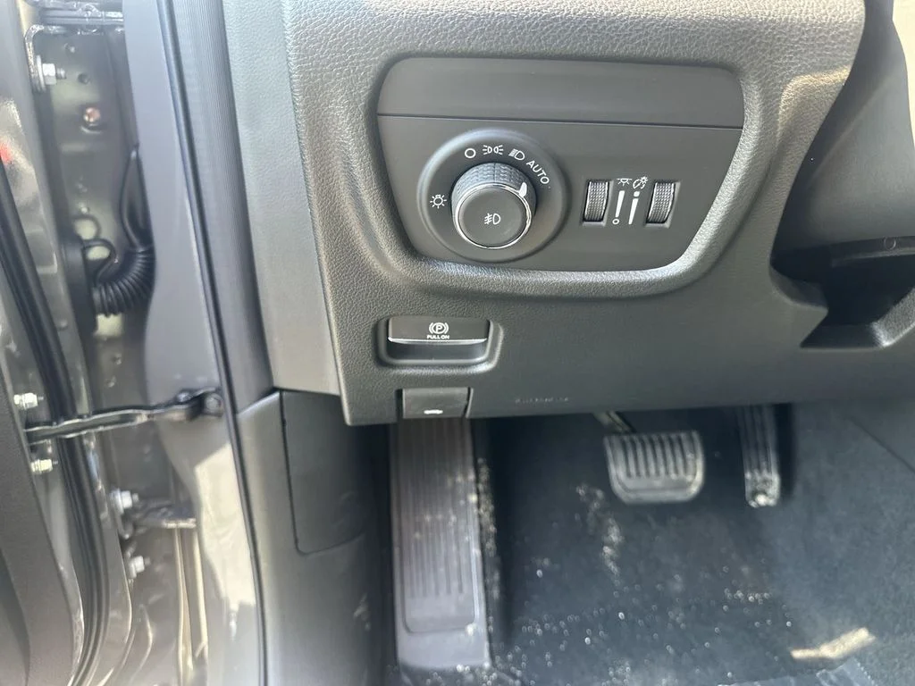 New 2027 Sting-Gray Clear-Coat Paint Jeep Limited image 20