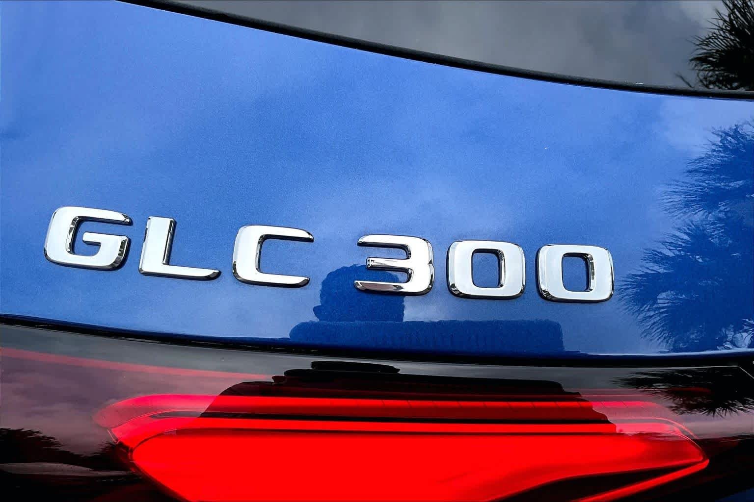 Used 2025 Starling Blue Metallic Mercedes-Benz GLC 300 image 30