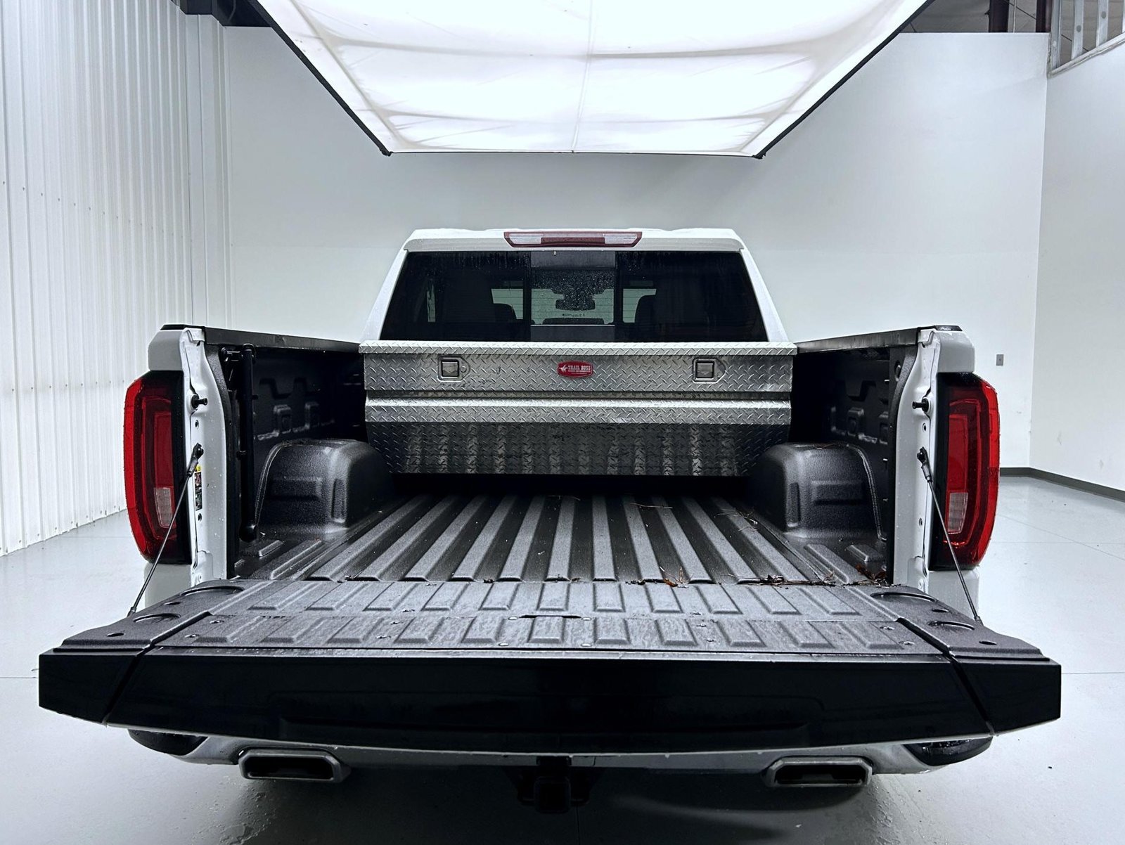 Used 2025 White GMC SLT image 21