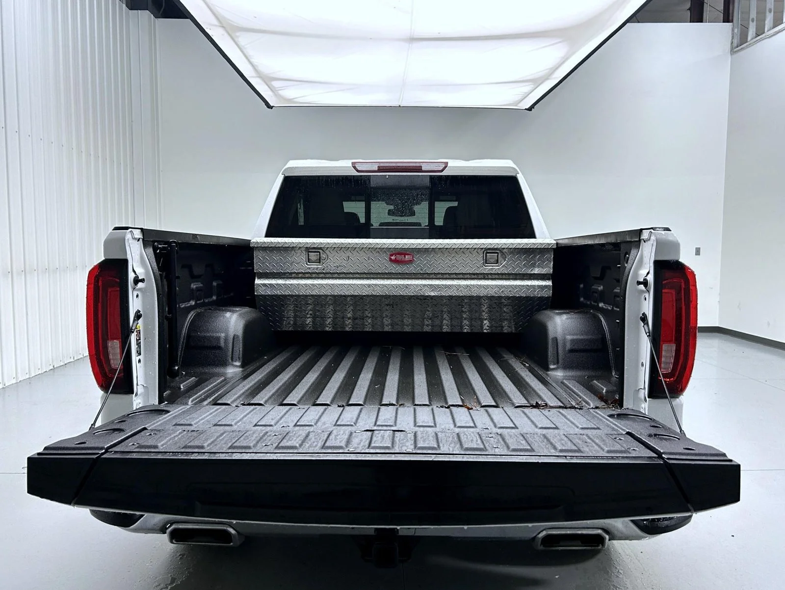 Used 2025 White GMC SLT image 21