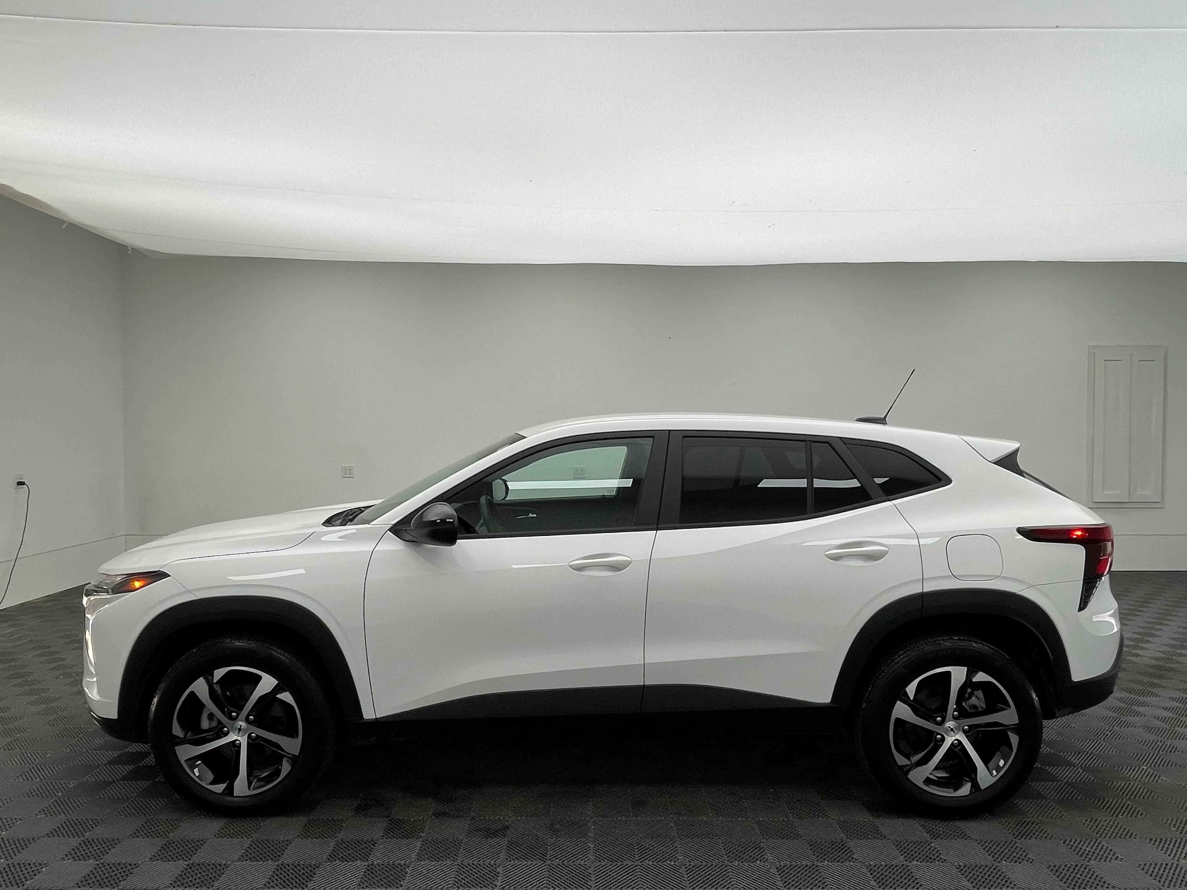 Used 2024 Summit White Chevrolet 1RS image 11