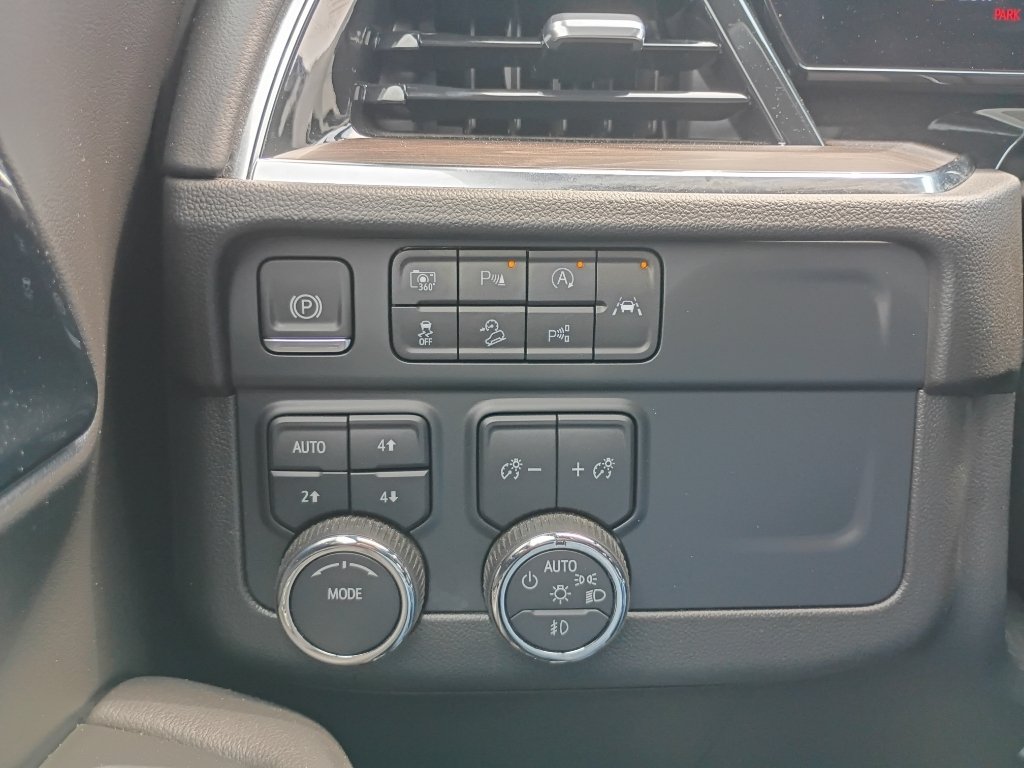 Used 2025 Gray Chevrolet Z71 image 27