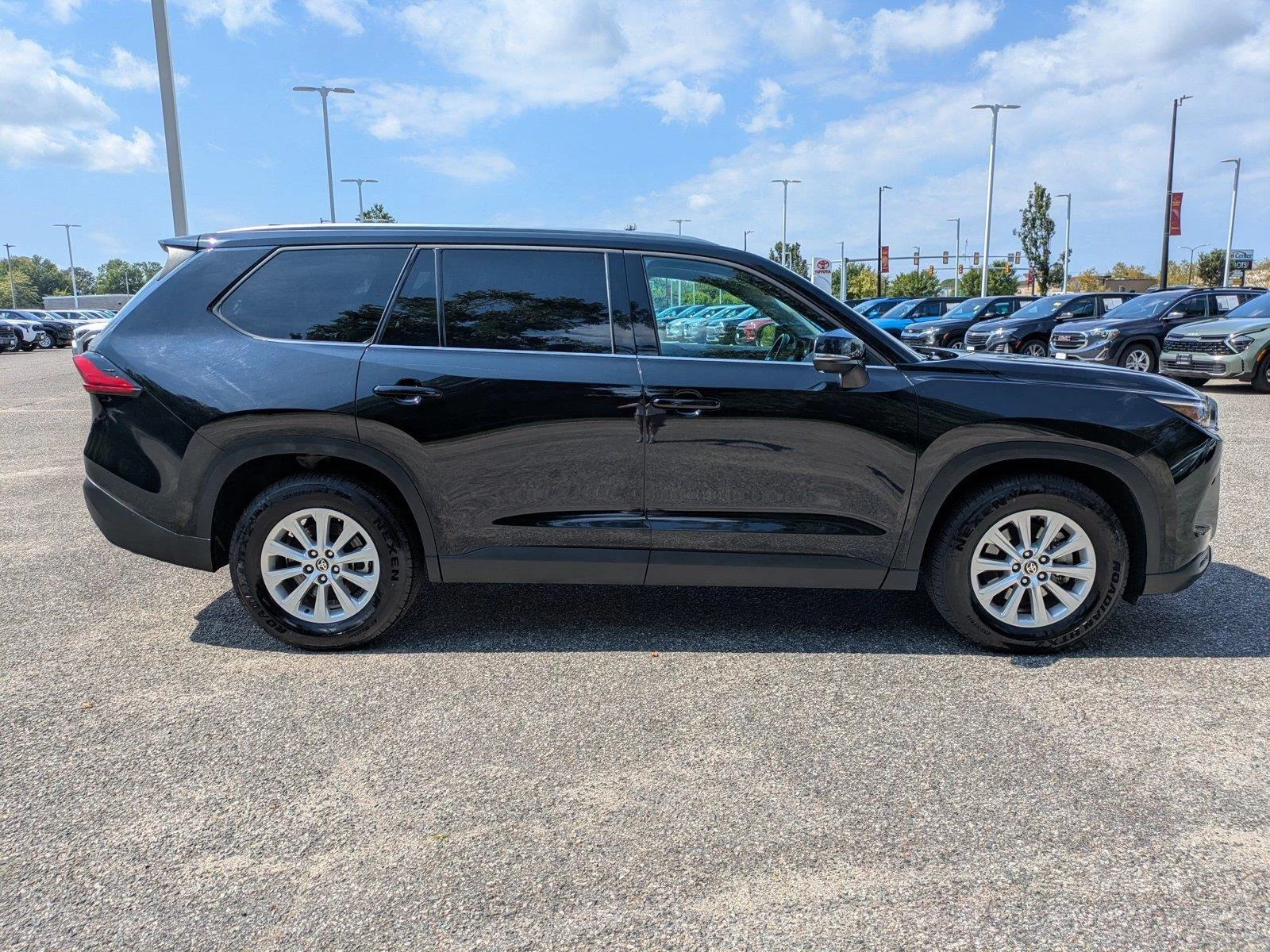 Used 2024  Toyota XLE image 3