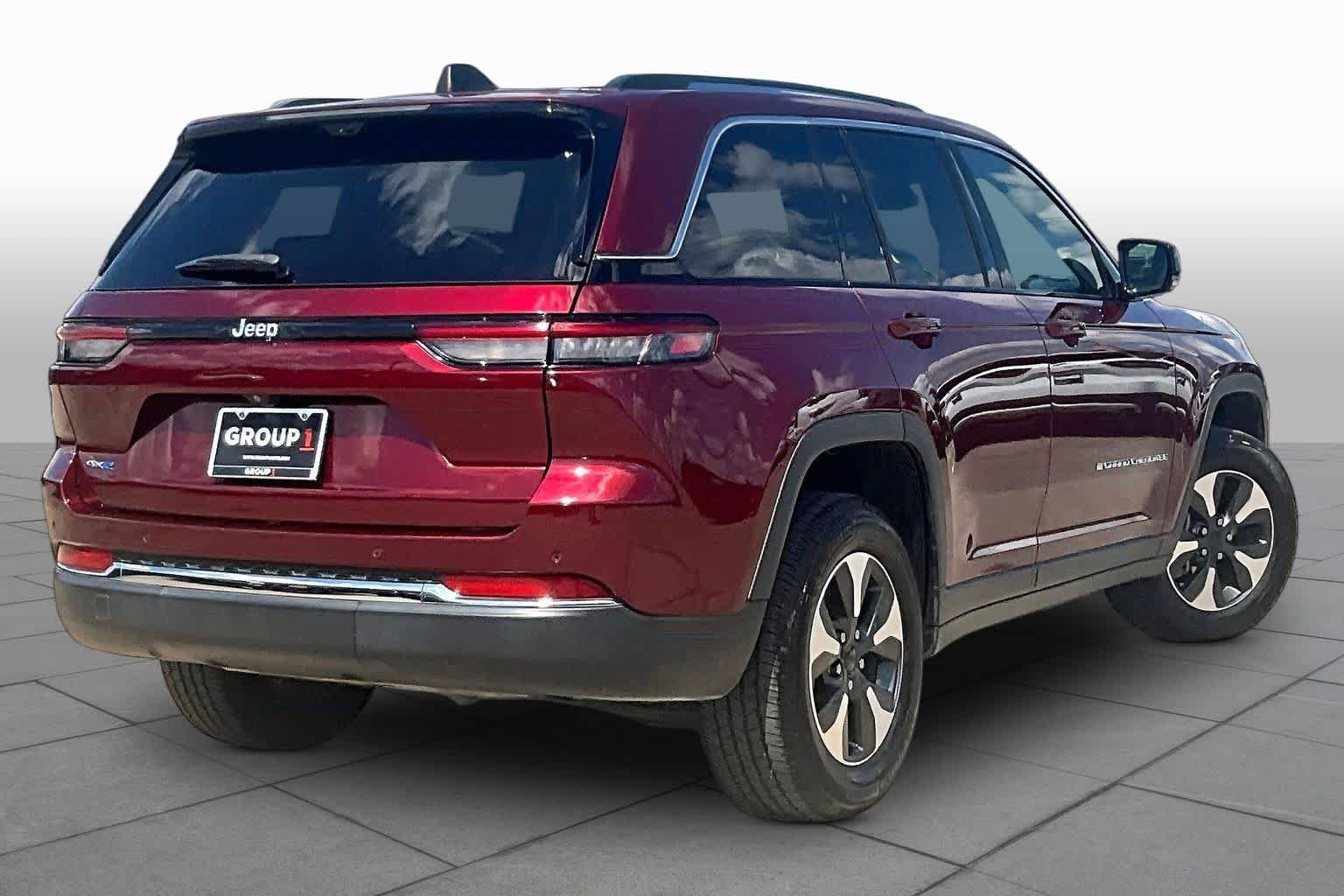 Used 2022 Velvet Red Pearlcoat Jeep  image 13