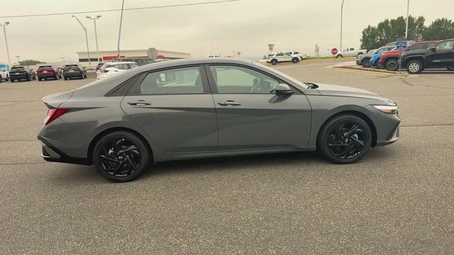 Used 2026 Gray Hyundai SEL Sport image 9