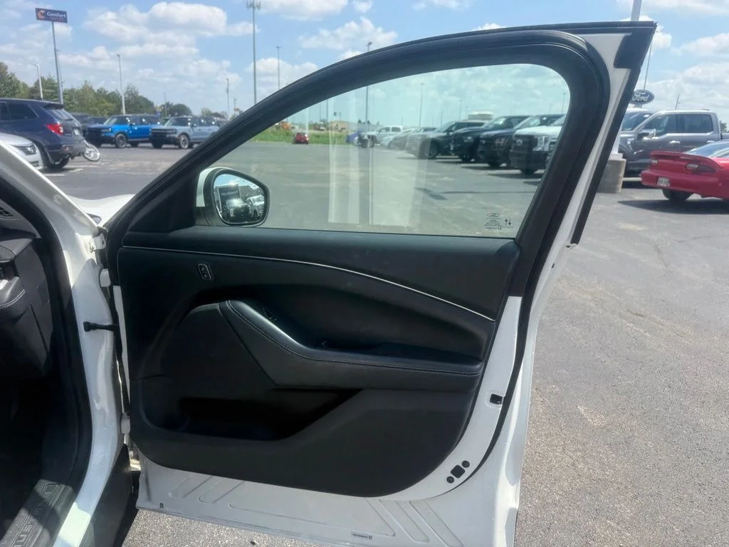 Used 2022 White Metallic Ford Select image 51