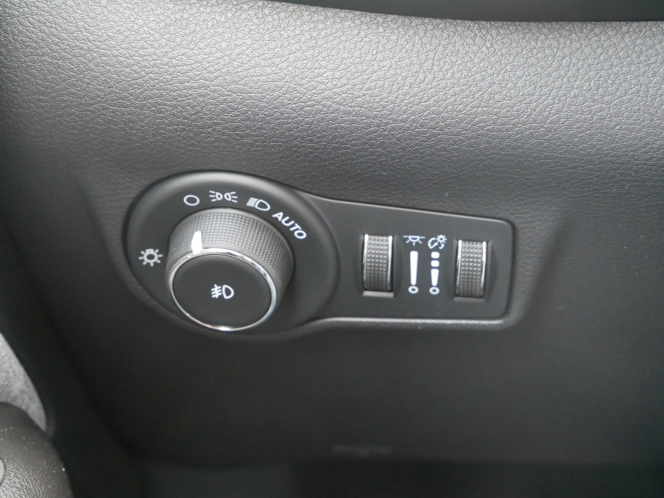 Used 2022 Billet Silver Clearcoat Metallic Jeep Latitude Lux image 19