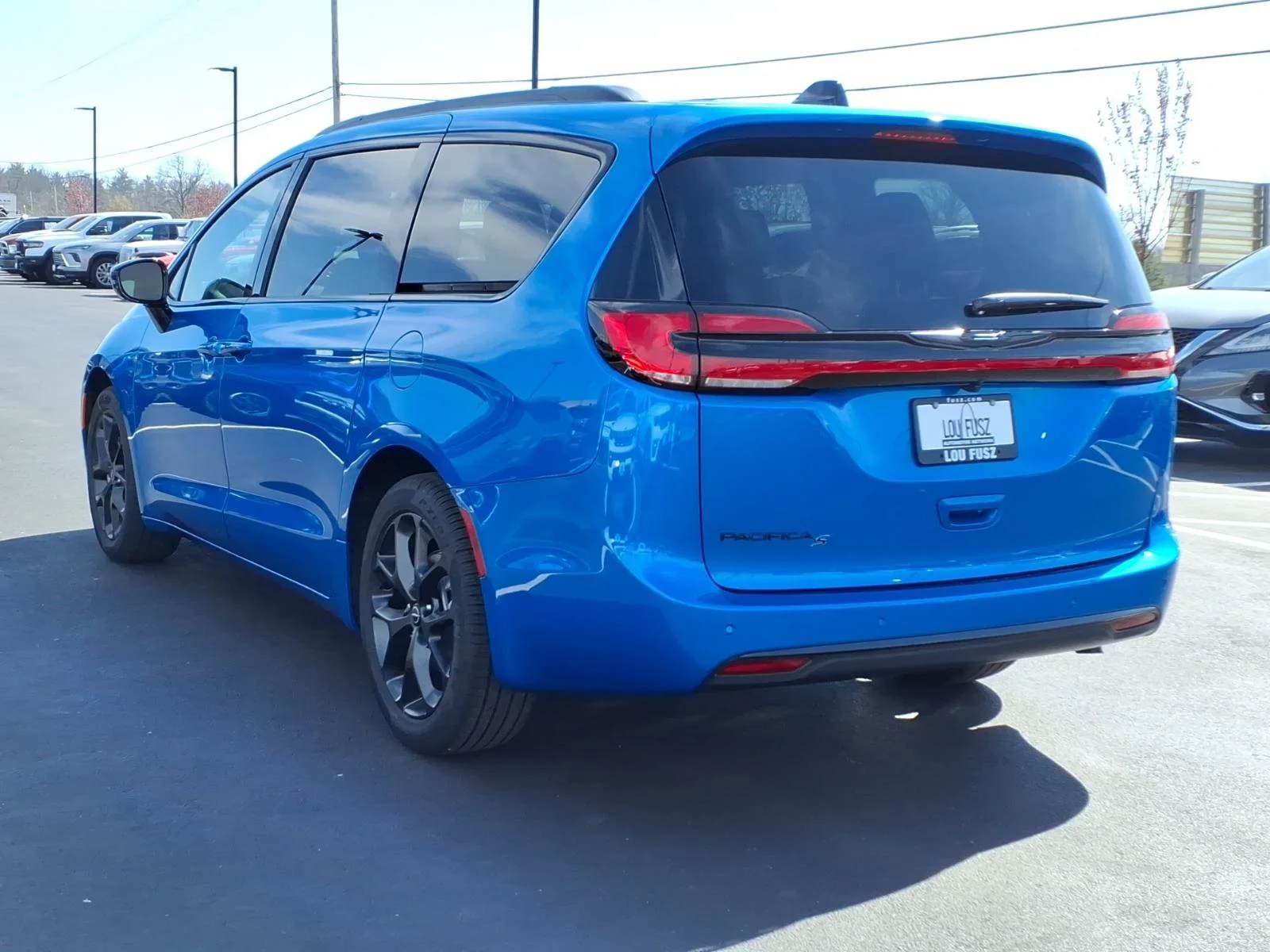 New 2026 Hydro Blue Pearl-Coat Exterior Paint Chrysler Select image 4