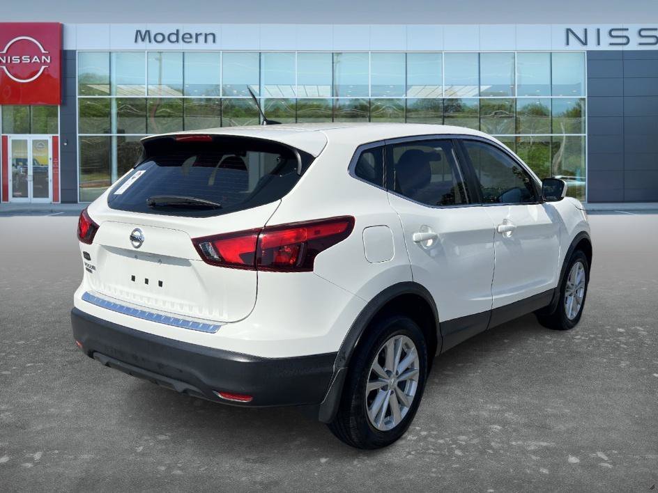Used 2017 Glacier White Nissan S image 5