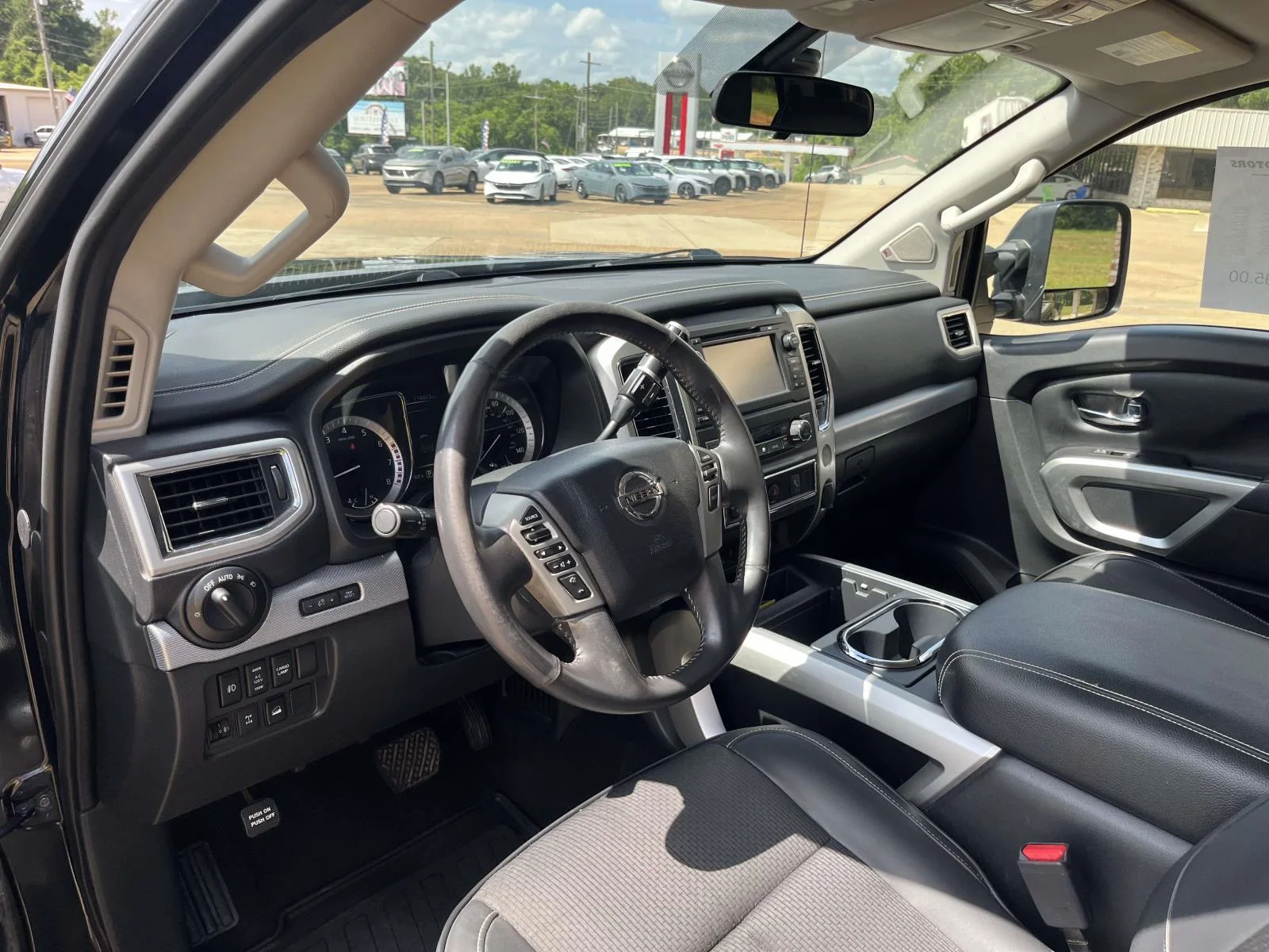 Used 2018 Magnetic Black Nissan 4x4 Crew Cab PRO-4X image 11