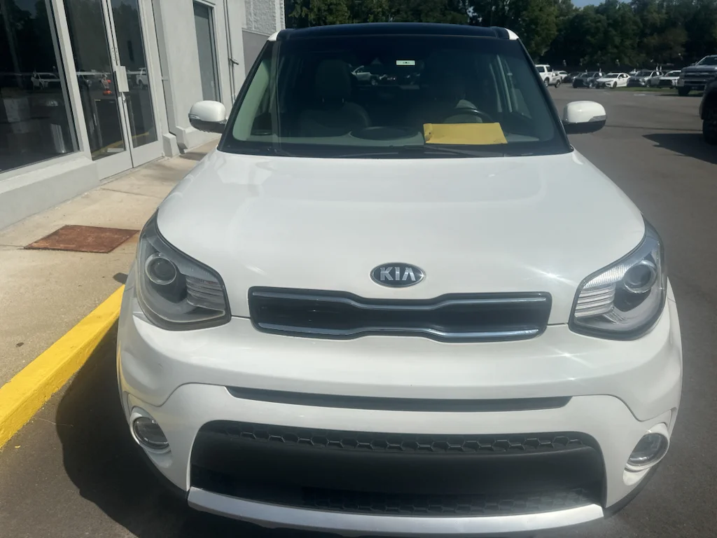 Used 2018 Clear White Kia + image 2