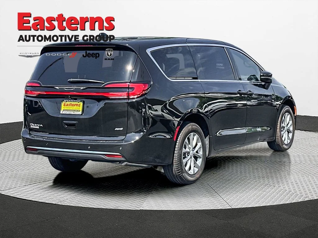 New 2027 Diamond Black Crystal Pearl-Coat Exterior Paint Chrysler Select image 5