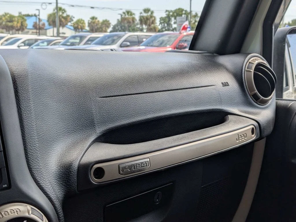 Used 2017 White Jeep Unlimited Sahara image 28