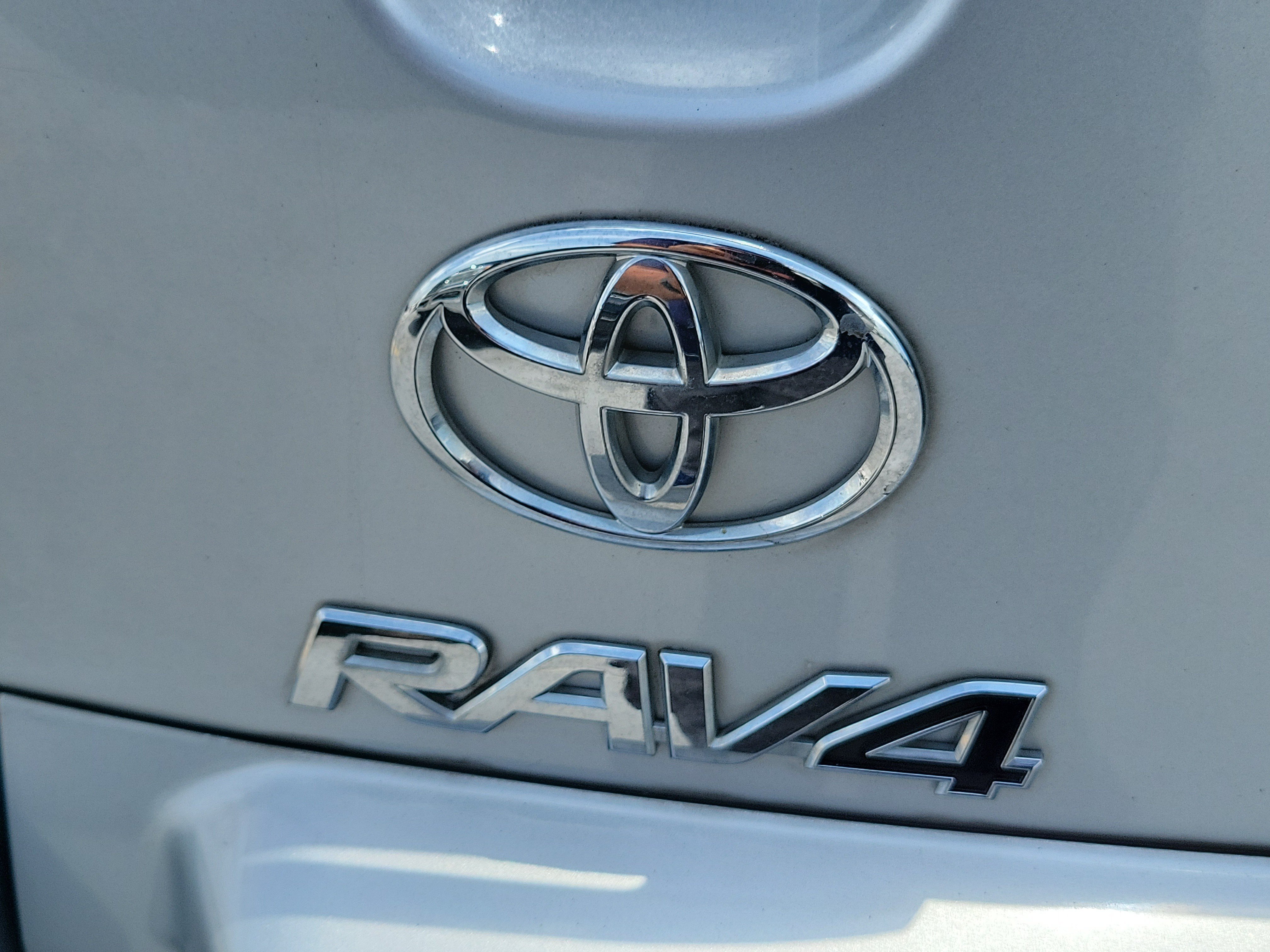 Used 2011 Classic Silver Metallic Toyota Base image 8