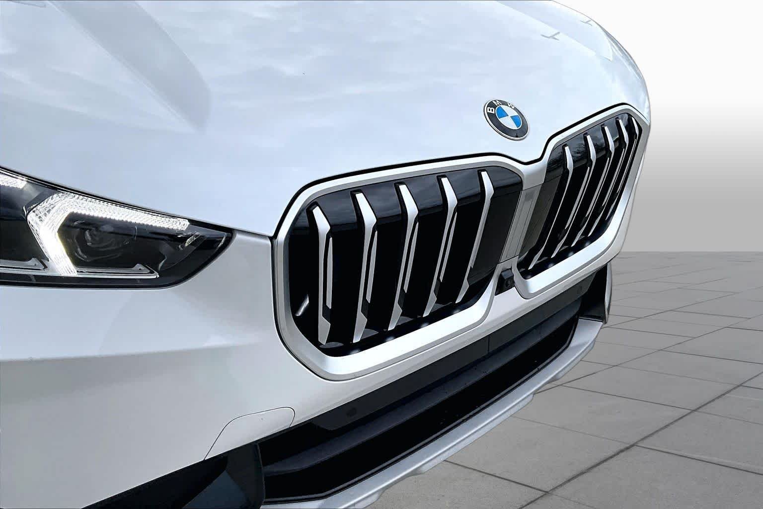 Used 2025 Mineral White Metallic BMW xDrive28i image 29