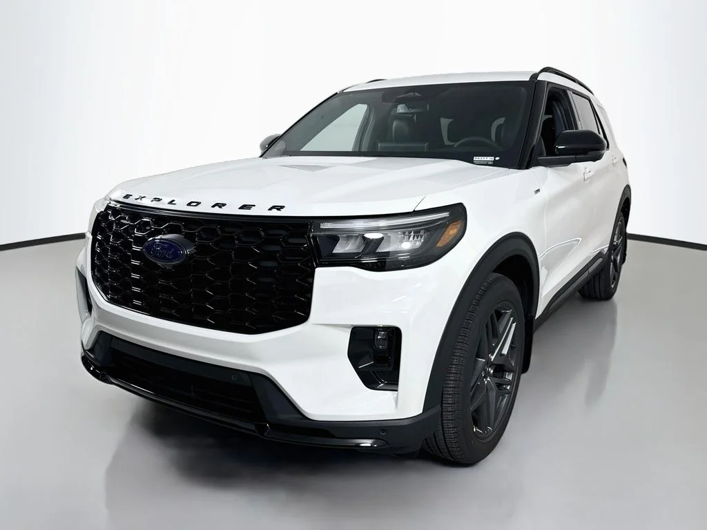 New 2026 Star White Metallic Tri-Coat Ford ST-Line image 3