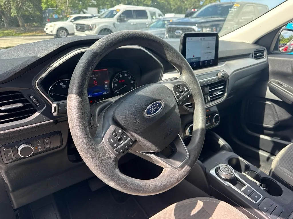 Used 2022 White Metallic Ford SE image 9