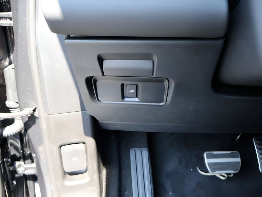 New 2026 Carpathian Grey Land Rover Hoxton Edition image 34