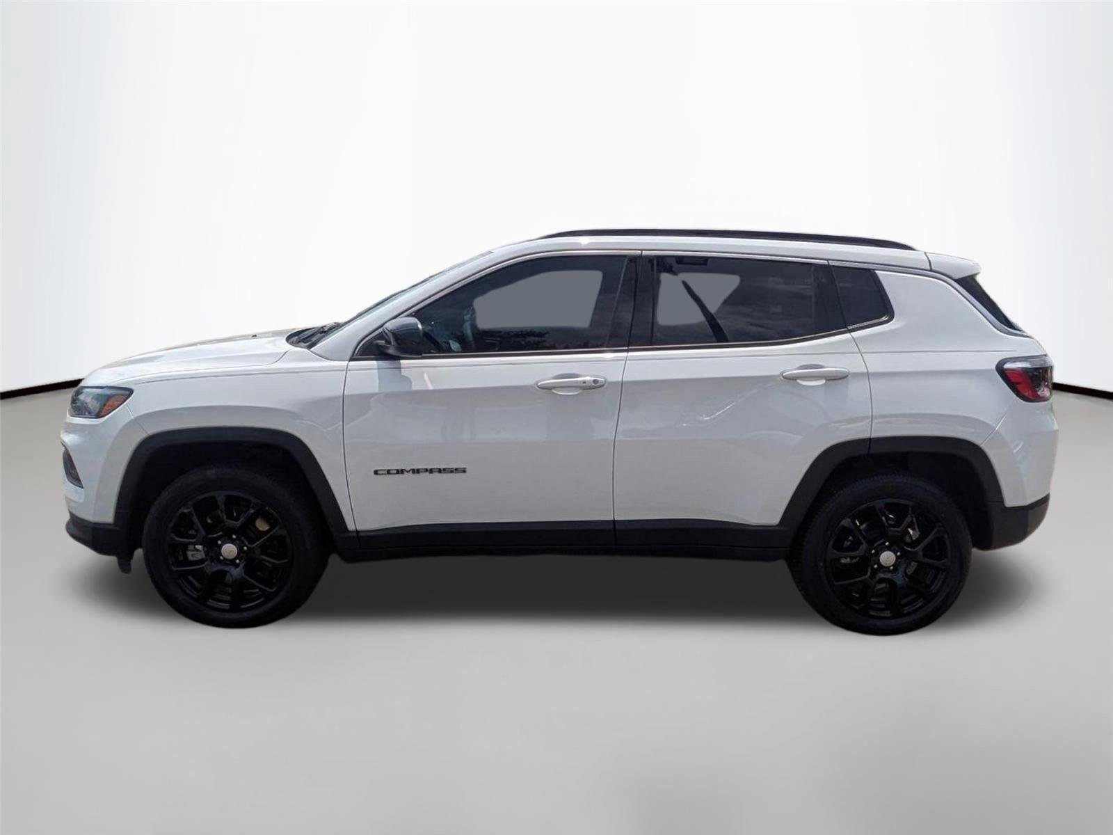 Used 2023 Bright White Clearcoat Jeep Latitude Lux image 8
