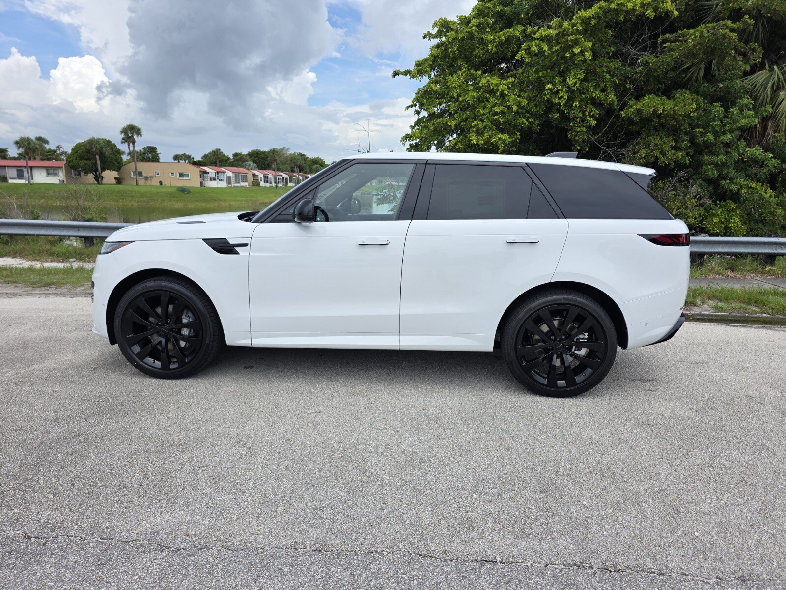 New 2026 Fuji White Land Rover P400 Dynamic SE image 7