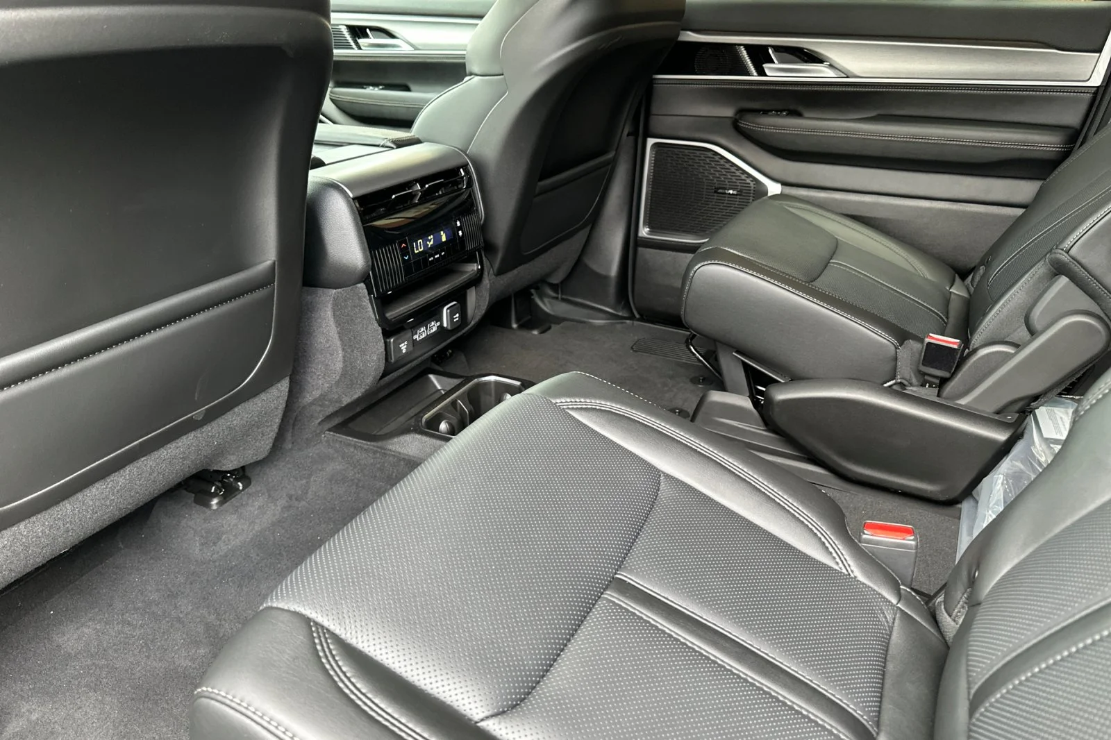 New 2026 Baltic-Gray Metallic Clear-Coat Exterior Paint Jeep  image 11
