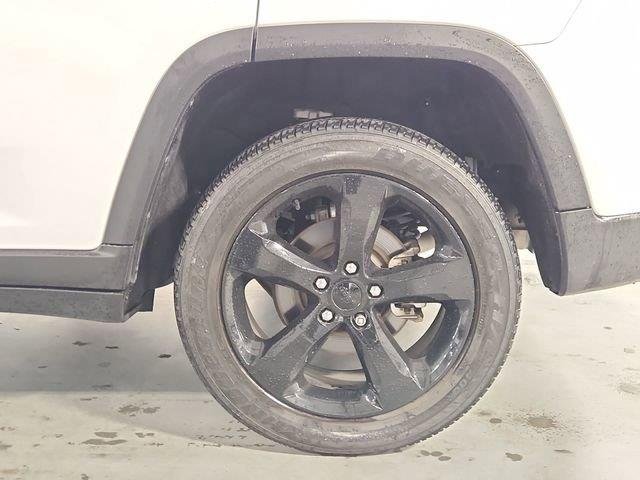 Used 2023 White Jeep Altitude image 32