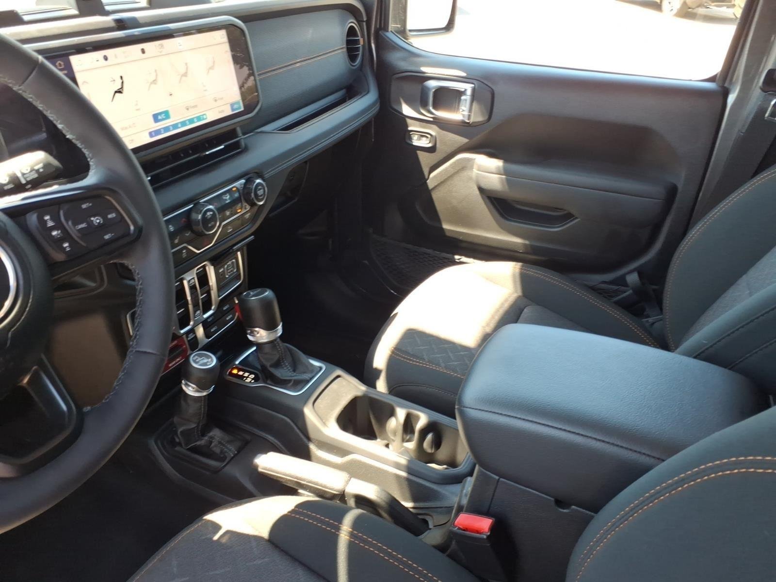 Used 2025 Granite Crystal Metallic Clearcoat Jeep Mojave image 23