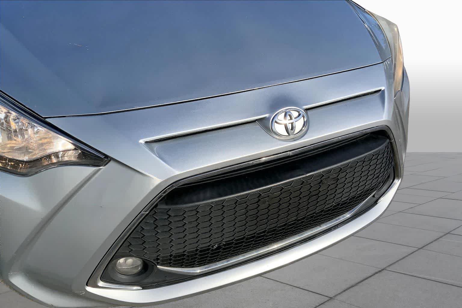 Used 2019 Chromium Toyota LE image 29