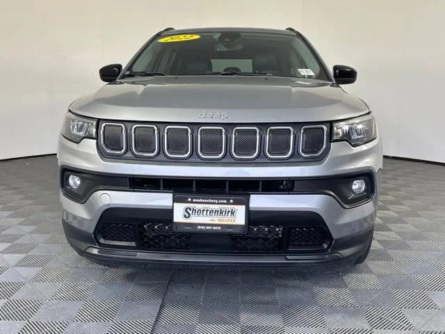 Used 2022  Jeep Latitude Lux image 3