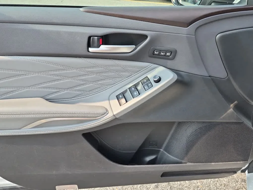 Used 2019 Wind Chill Pearl Toyota Limited image 9