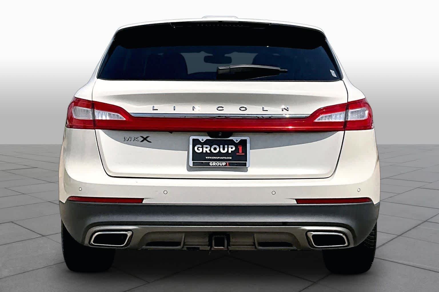 Used 2016 Confidential White 3C (Tri-Coat) Lincoln Black Label image 5