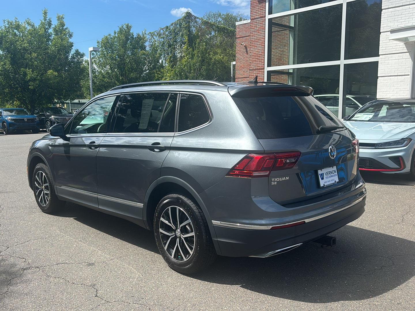 Used 2021 Platinum Gray Metallic Volkswagen SE image 4