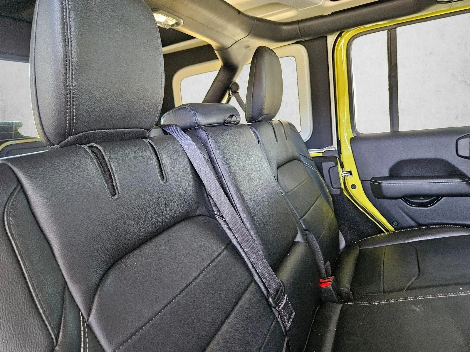 Used 2023 High Velocity Clearcoat Jeep Sahara image 17