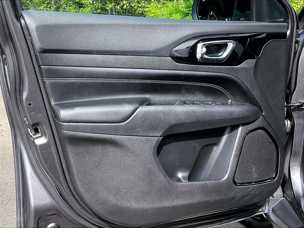 Used 2022 Gray Jeep Altitude image 9