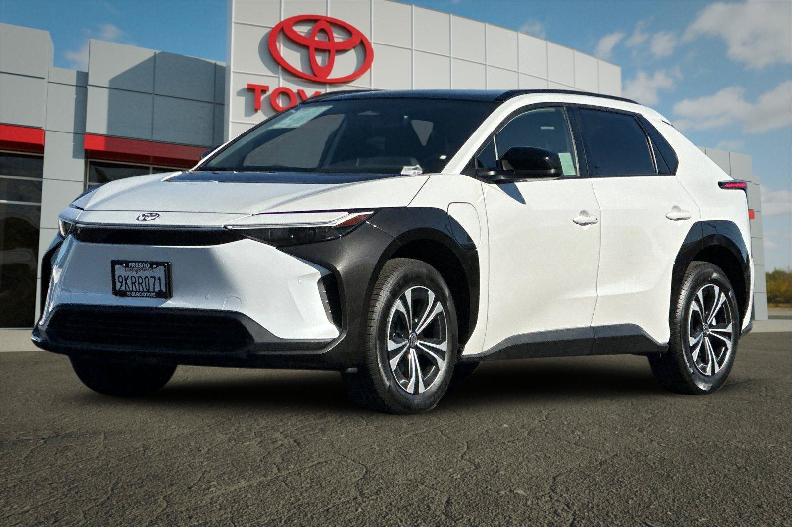 Certified Used 2023 Wind Chill Pearl Toyota XLE image 7
