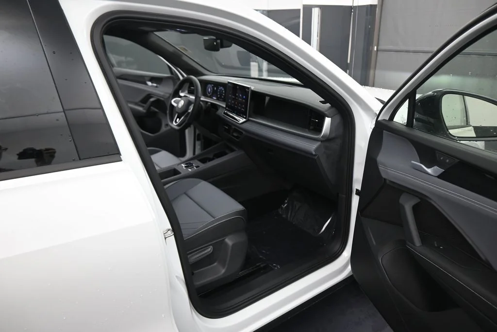 New 2026 White Volkswagen 2.0T SE R-Line Black image 44