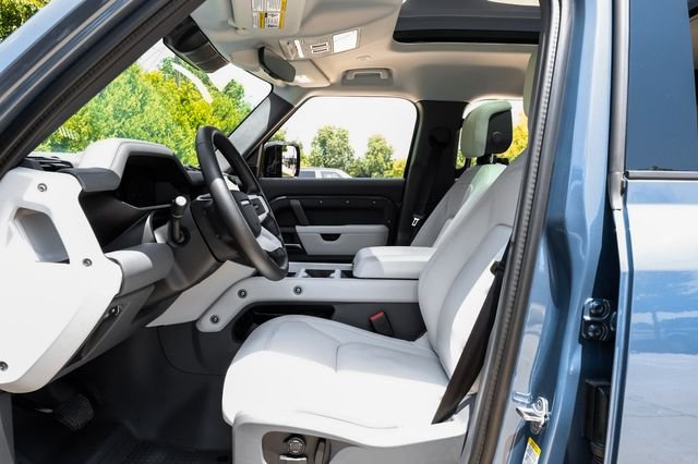 2026 Land Rover Defender 4