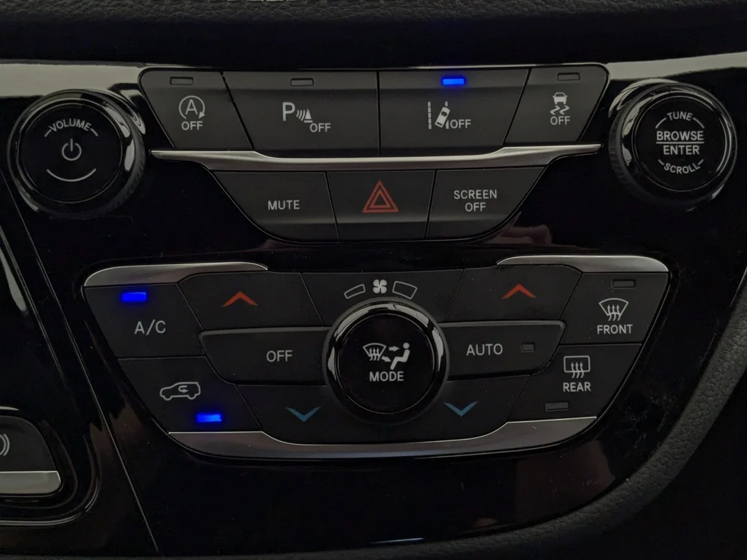 New 2026 White Chrysler Select - - FWD - 360 Camera - FAV Edition - Power Liftgate - Remote Start & More! image 25