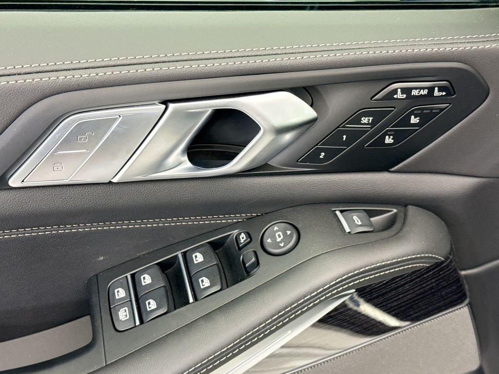 New 2027 White Metallic BMW M60i image 22