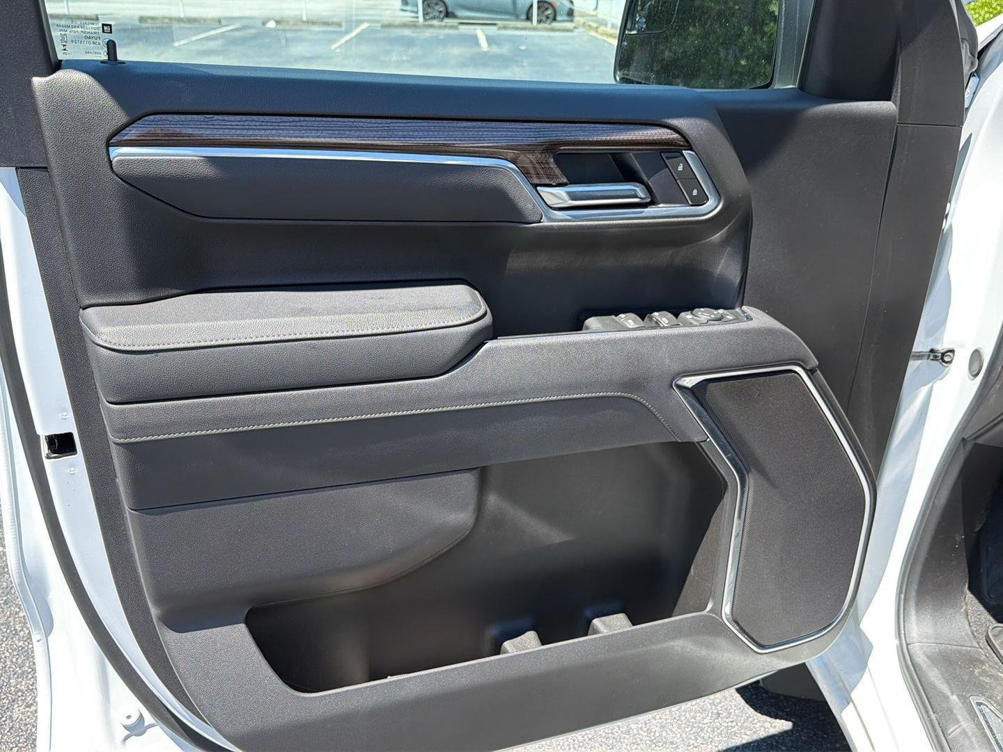 Used 2025 Summit White Chevrolet LT image 16