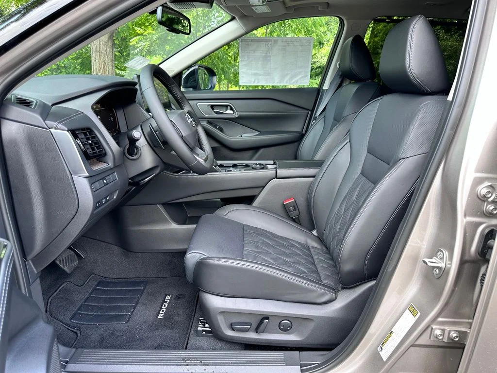 New 2026 Champagne Silver Metallic / Super Black Two-tone Nissan Platinum image 13
