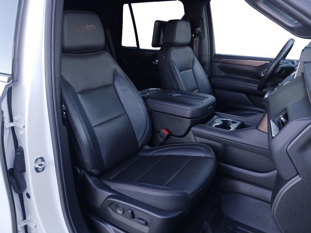 Used 2023 Iridescent Pearl Tricoat Chevrolet High Country image 29